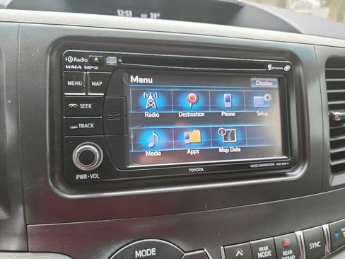 Used 2014 Toyota Sienna XLE image 15