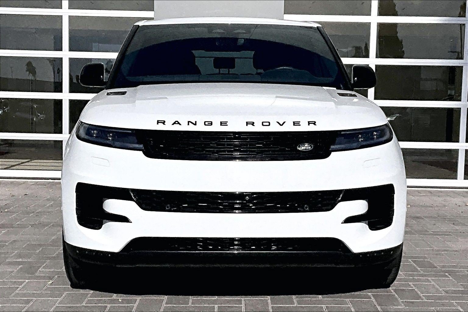 Used 2025 Land Rover Range Rover Sport SE AWD/4WD image 2