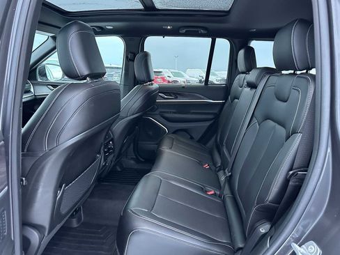 Used 2025 Jeep Grand Cherokee Limited w/ Luxury Tech Group II image 16