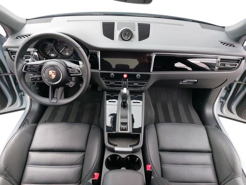 Certified 2025 Porsche Macan image 11