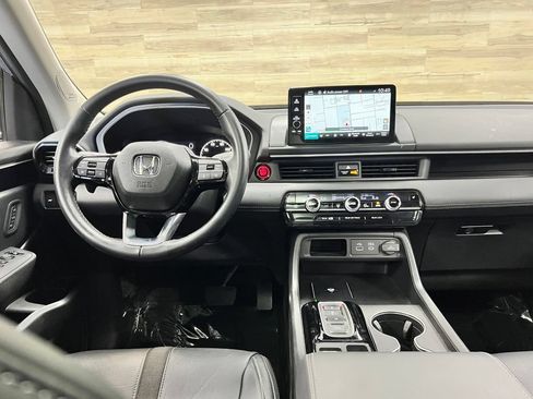 Used 2025 Honda Pilot Touring image 2