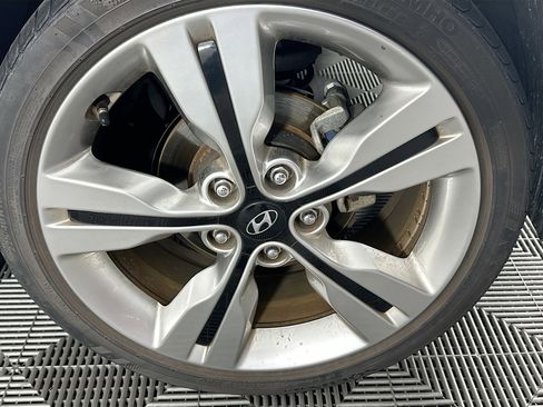 Used 2017 Hyundai Veloster Value Edition FWD image 11