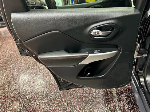 Used 2018 Jeep Cherokee Trailhawk w/ Cold Weather Group image 14