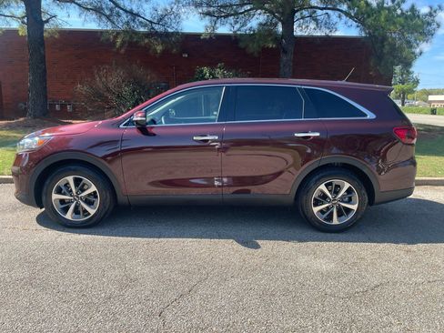 Used 2020 Kia Sorento LX Sport Utility 4D image 2