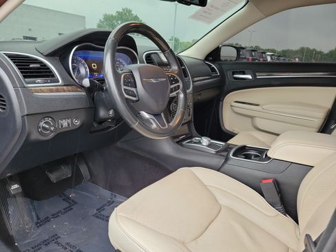 Used 2019 Chrysler 300 Limited RWD image 19