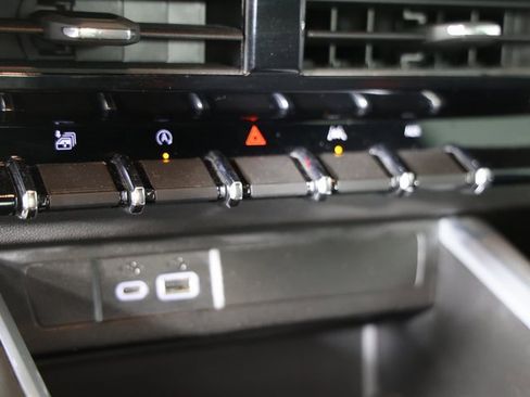 Used 2023 Chevrolet Colorado Z71 w/ Z71 Convenience Package 2 image 13