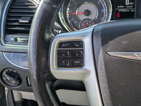 Used 2015 Chrysler Town & Country Touring w/ Driver Convenience Group FWD image 19