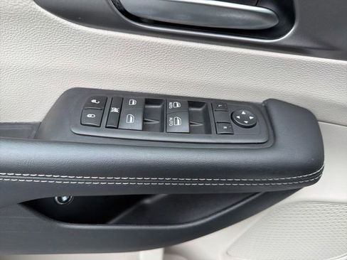 Used 2023 Chrysler Pacifica Touring-L FWD image 11