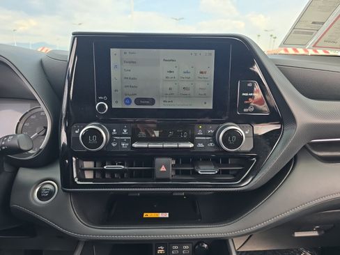 Certified 2024 Toyota Highlander XSE image 16