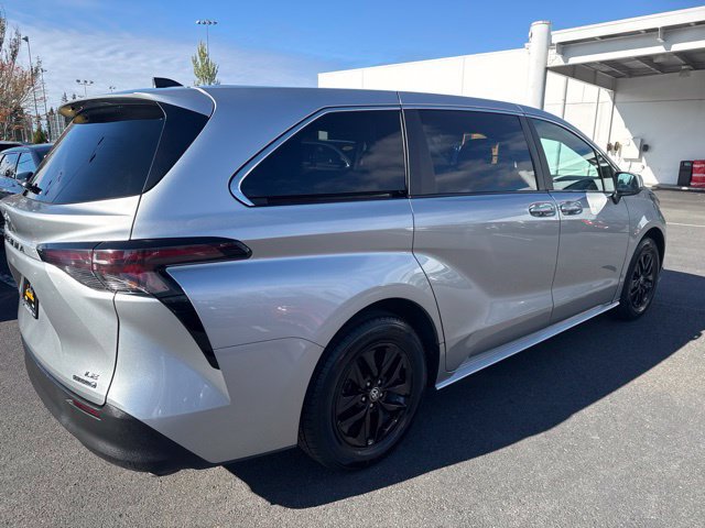 Used 2024 Toyota Sienna LE AWD/4WD image 6