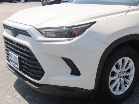 Used 2024 Toyota Grand Highlander AWD image 3