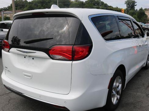 Used 2020 Chrysler Pacifica Touring w/ Tire & Wheel Group FWD image 6