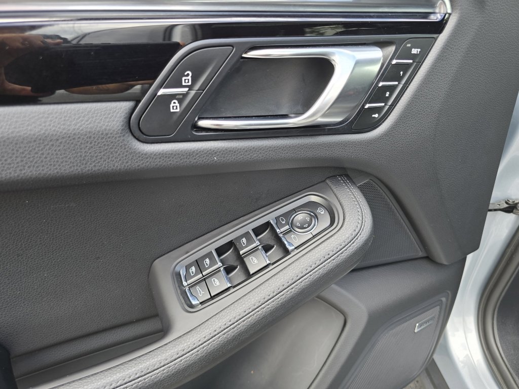 Certified 2024 Porsche Macan AWD/4WD image 44