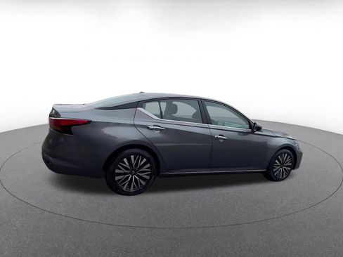 Used 2025 Nissan Altima 2.5 SV FWD image 15