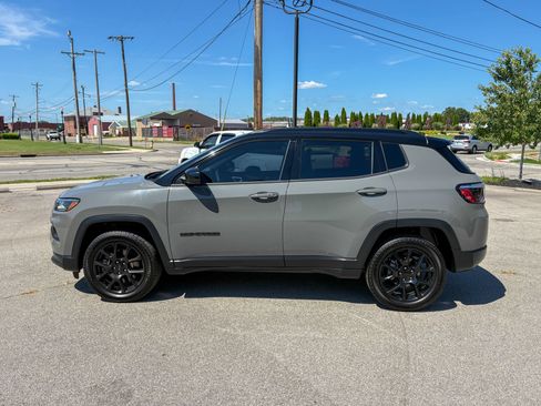 Used 2023 Jeep Compass Latitude w/ Sun and Sound Group AWD/4WD image 7