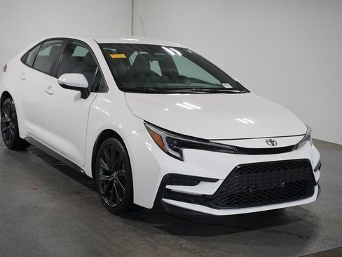 Used 2024 Toyota Corolla SE FWD image 3
