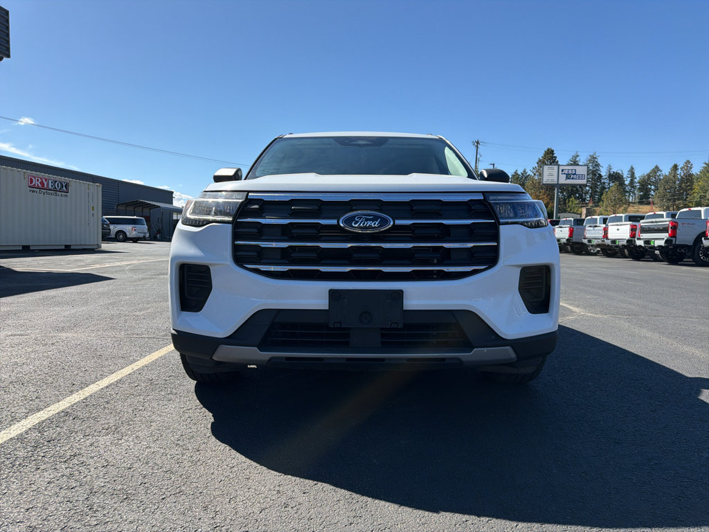 Used 2025 Ford Explorer Active AWD/4WD image 3