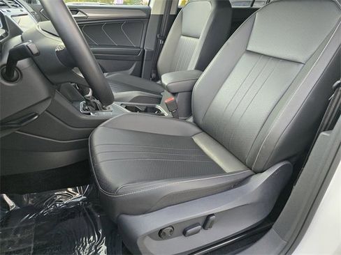 Used 2024 Volkswagen Tiguan SE image 32
