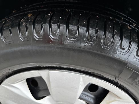 Used 2011 Toyota Camry LE image 12