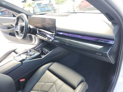 Used 2024 BMW i5 eDrive40i image 26