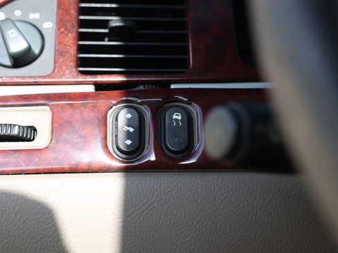 Used 2003 Lincoln Town Car Executive image 35