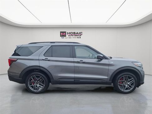 Used 2025 Ford Explorer ST-Line w/ ST-Line Street Pack image 8