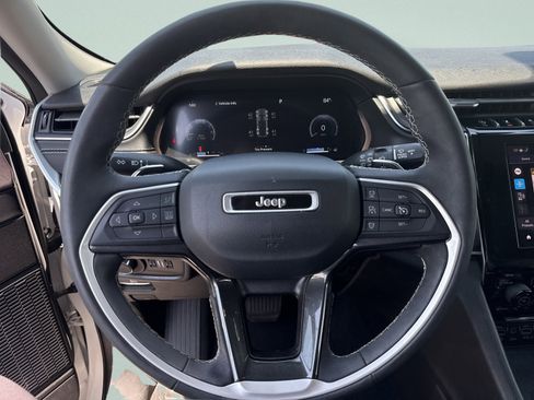 Used 2023 Jeep Grand Cherokee Laredo w/ Luxury Tech Group I AWD/4WD image 13