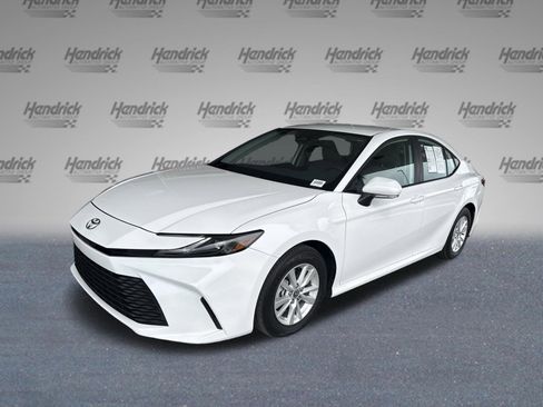 Used 2025 Toyota Camry LE image 4