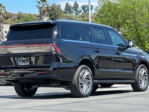 New 2026 Lincoln Navigator L Premier AWD/4WD image 3