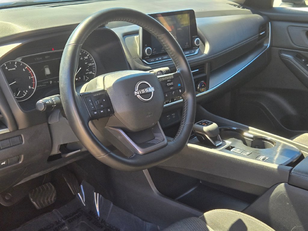 Used 2025 Nissan Rogue SV FWD image 16