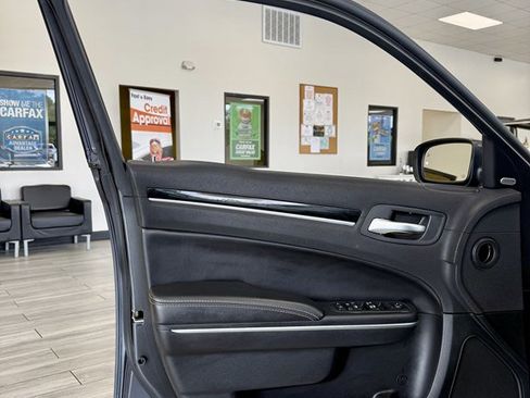 Used 2018 Chrysler 300 S w/ 300S Premium Group RWD image 15
