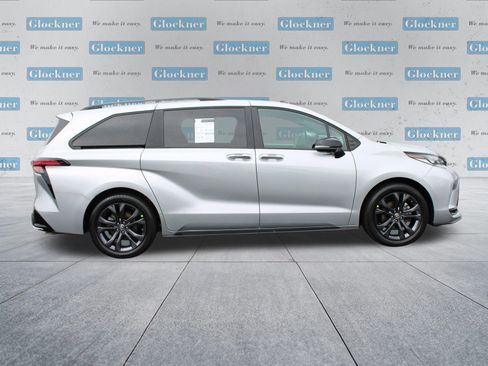 Used 2025 Toyota Sienna XSE w/ XSE Premium Package image 4