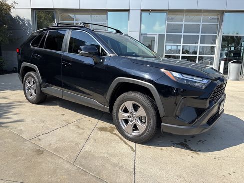 Used 2022 Toyota RAV4 XLE AWD/4WD image 2