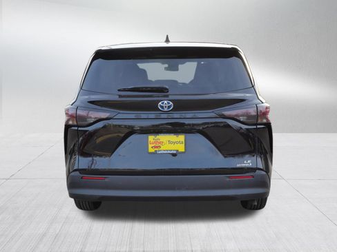 Certified 2024 Toyota Sienna LE image 5