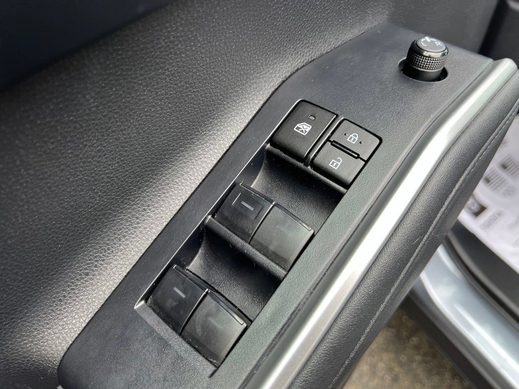 Used 2023 Toyota Highlander LE AWD/4WD image 41