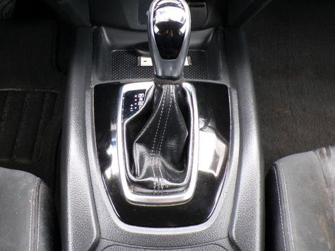 Used 2018 Nissan Rogue SV image 20