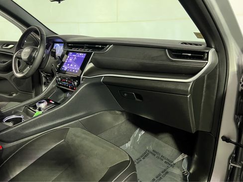 Used 2025 Jeep Grand Cherokee Altitude AWD/4WD image 31