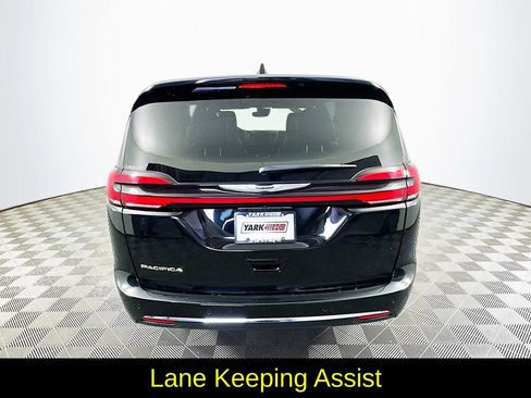 Used 2025 Chrysler Pacifica Select image 9