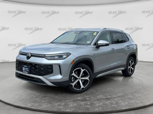 Certified 2025 Volkswagen Tiguan SE AWD/4WD image 3