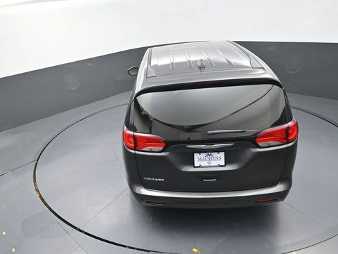 Used 2022 Chrysler Voyager LX image 19