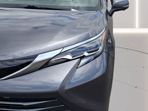 Used 2025 Toyota Sienna Platinum AWD/4WD image 28