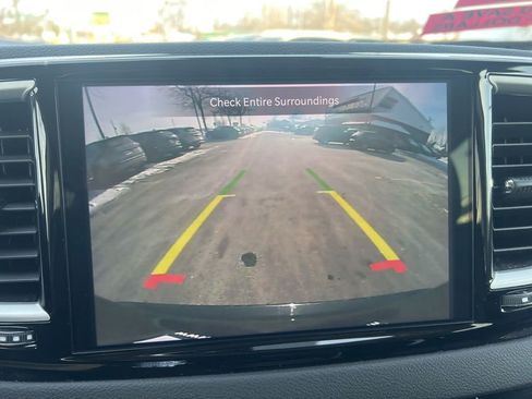 Used 2024 Chrysler Pacifica Touring-L image 50