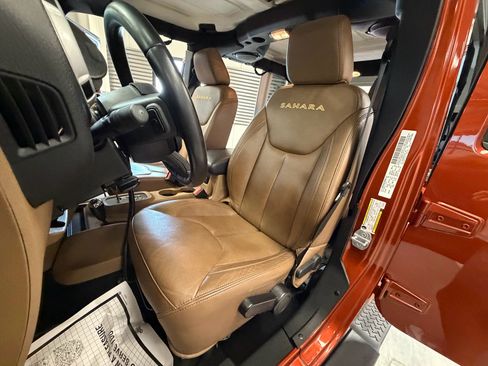 Used 2014 Jeep Wrangler Unlimited Sahara w/ Dual Top Group AWD/4WD image 7