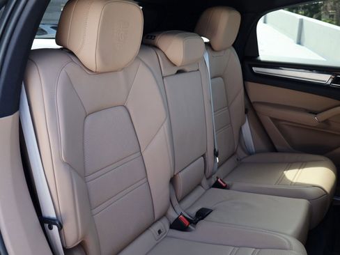 Certified 2023 Porsche Cayenne Platinum Edition AWD/4WD image 23
