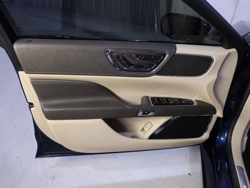 Used 2017 Lincoln Continental Select image 33