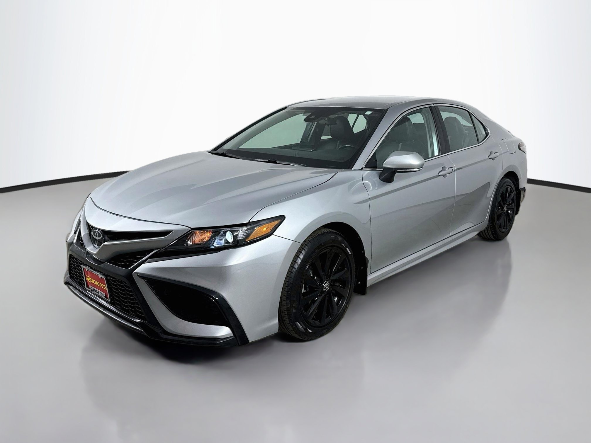 Used 2024 Toyota Camry SE FWD image 3