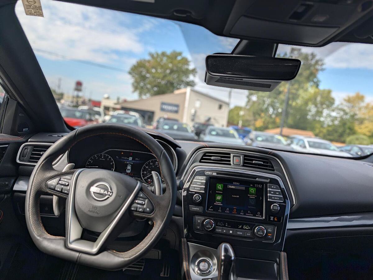 Used 2023 Nissan Maxima SR w/ Sport Mat Group FWD image 2