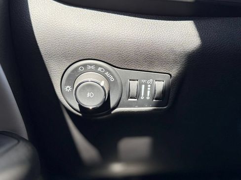 Used 2025 Jeep Compass Limited w/ Sun & Sound Group AWD/4WD image 24