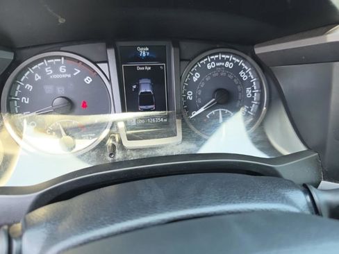 Used 2016 Toyota Tacoma TRD Sport image 16