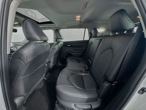 Used 2025 Toyota Highlander XLE AWD/4WD image 26